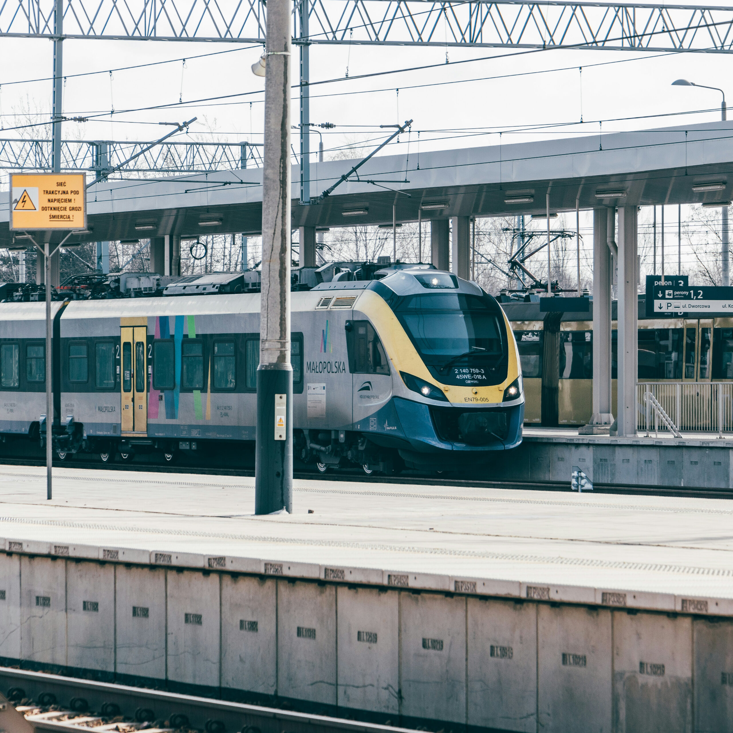 symetrium-niezawodnosc-na-torach-peron-kolejowy